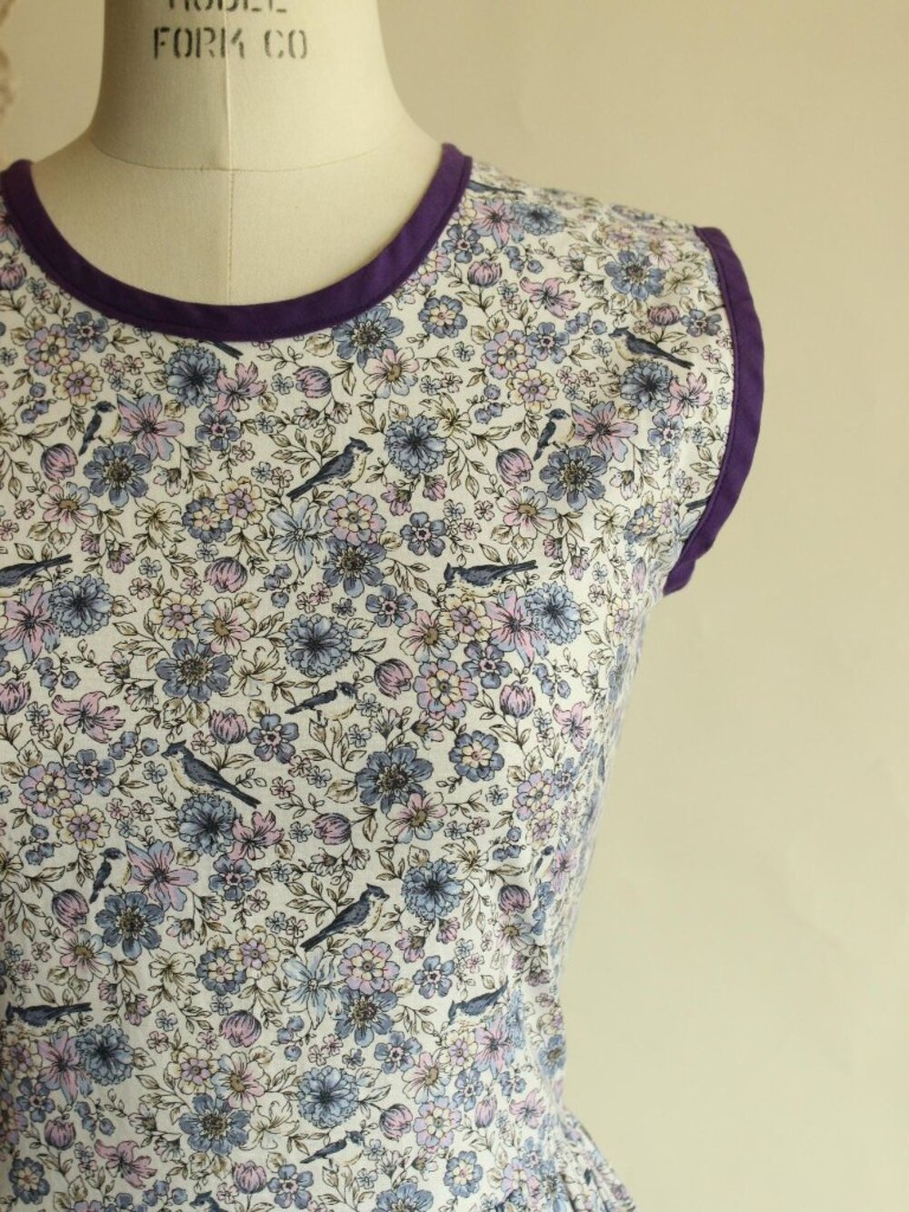 Vintage 1950s Dress with Pockets, Bluebird Print in Purple Blue and White Cotton - Picture 6 of 13